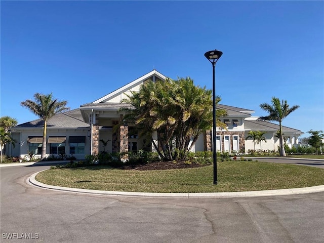 view of front facade with a front yard