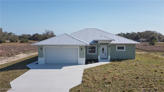 view of front facade featuring a garage and a front lawn