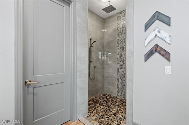 bathroom featuring a tile shower