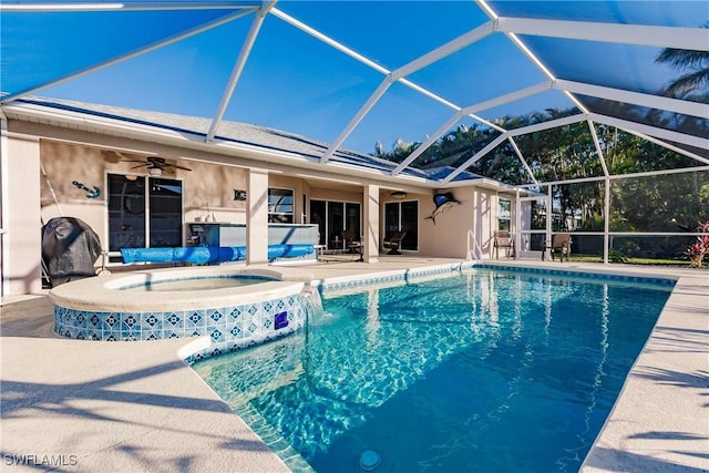 view of pool featuring a lanai, a patio area, an in ground hot tub, and ceiling fan