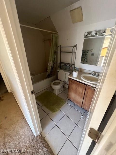 full bathroom featuring tile patterned floors, shower / bath combo with shower curtain, vanity, and toilet