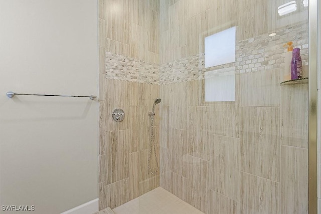 bathroom featuring a tile shower