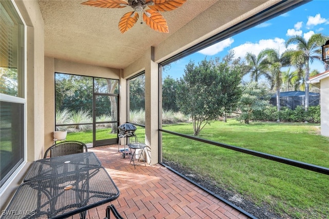 sunroom with ceiling fan