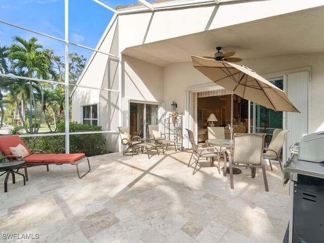 sunroom with ceiling fan