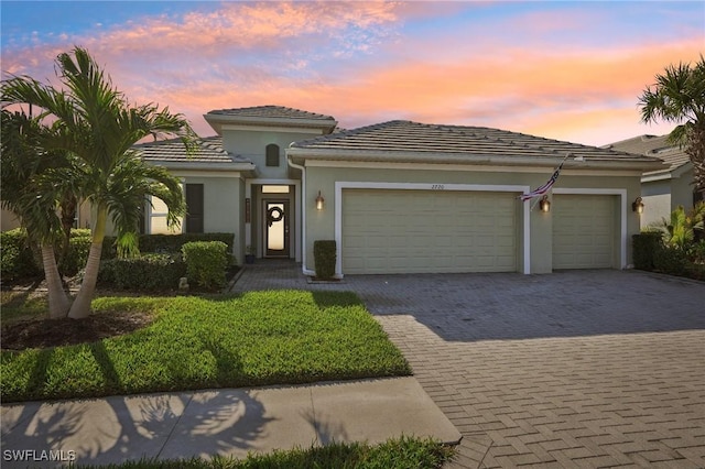 view of front facade featuring a garage