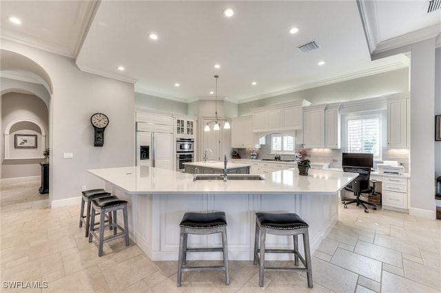 kitchen featuring a kitchen bar, tasteful backsplash, and a spacious island