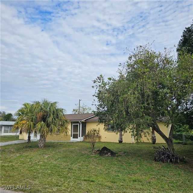 view of front of home featuring a front lawn