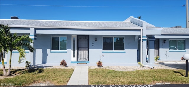 view of front facade featuring a porch and a front lawn