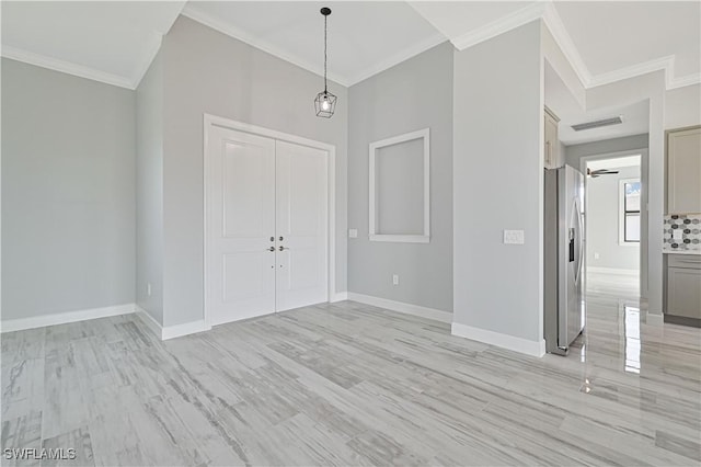 foyer featuring ceiling fan and ornamental molding