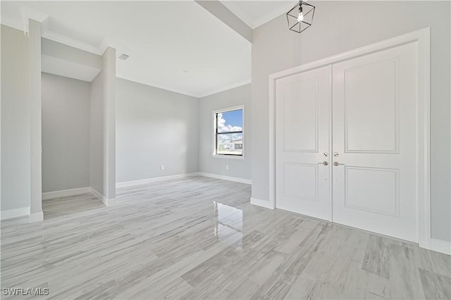 entryway featuring crown molding