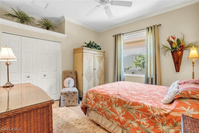 bedroom featuring ceiling fan, ornamental molding, and a closet