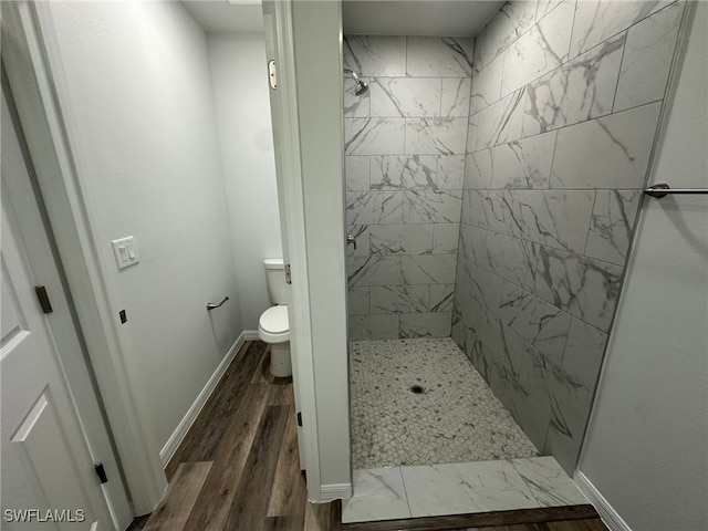 942 Sunrise Blvd, Lehigh Acres, FL 33974 - bathroom featuring a tile shower and wood finished floors