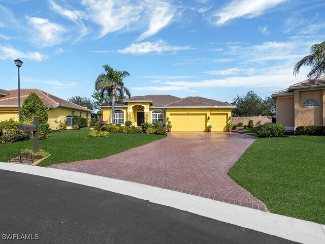 view of front of property featuring a front yard and a garage