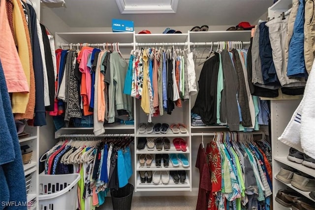 walk in closet featuring carpet