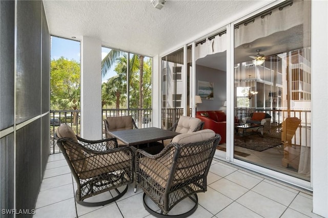 sunroom with ceiling fan