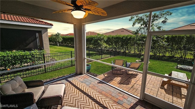 sunroom with ceiling fan