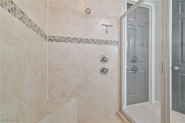 bathroom featuring a tile shower