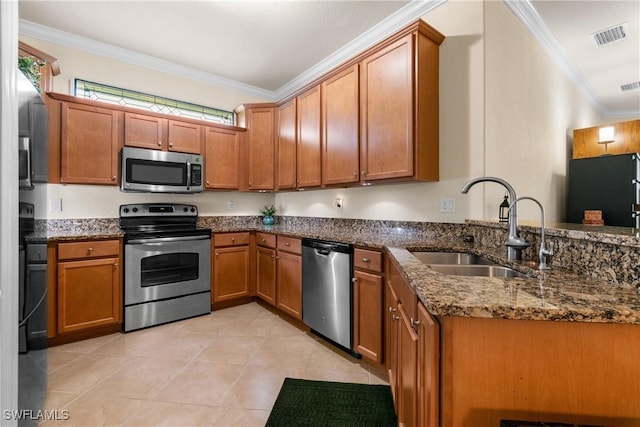 kitchen featuring kitchen peninsula, appliances with stainless steel finishes, crown molding, sink, and dark stone countertops