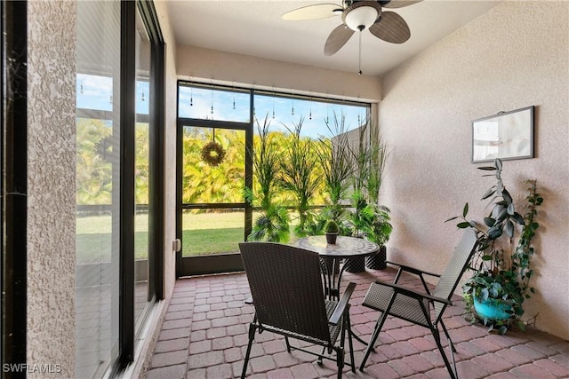 sunroom with ceiling fan