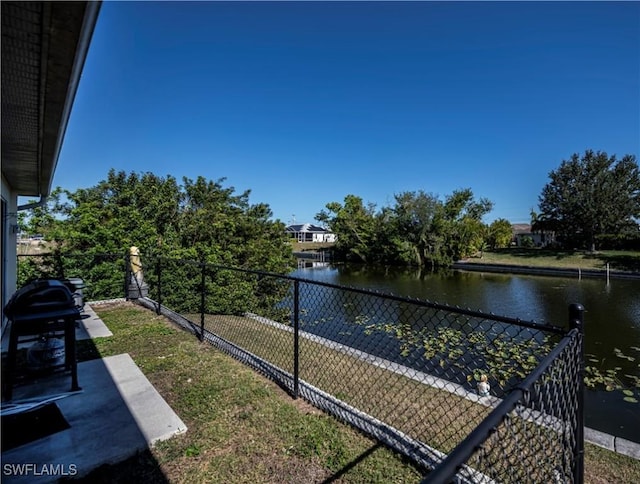 view of yard featuring a water view