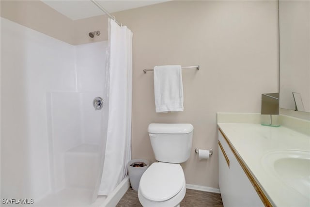 bathroom featuring a shower with curtain, vanity, and toilet