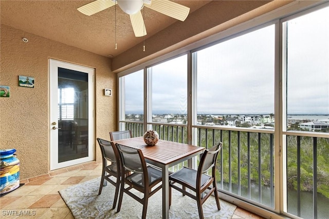 sunroom with ceiling fan