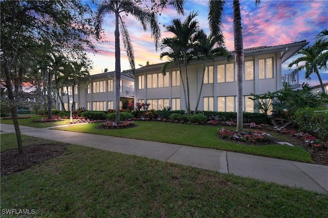 view of front of house featuring a yard