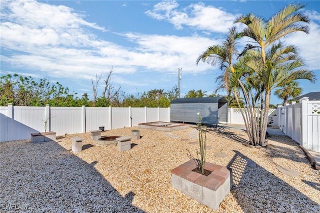 view of yard featuring an outbuilding