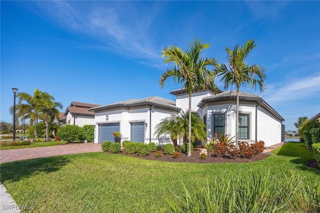 view of front of house featuring a front yard and a garage