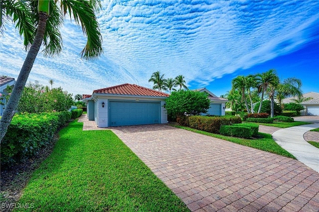 view of front of property featuring a front lawn