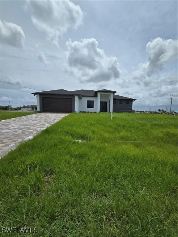 view of front facade featuring a garage and a front lawn