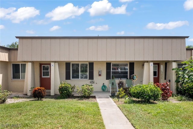 view of front of property featuring a front yard