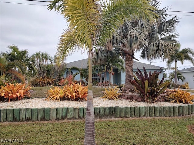 exterior space featuring a front yard