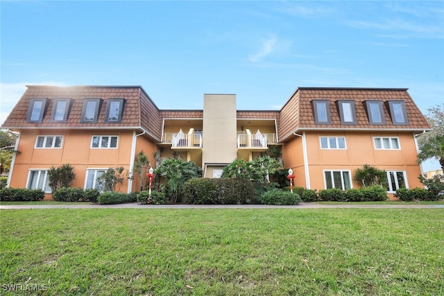 view of front of property featuring a front lawn