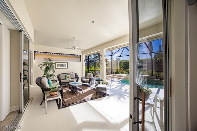 sunroom with ceiling fan