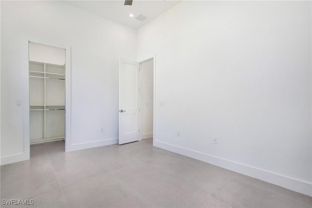 unfurnished bedroom featuring ceiling fan and a closet