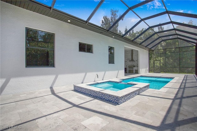 view of pool featuring an in ground hot tub, a patio area, and a lanai