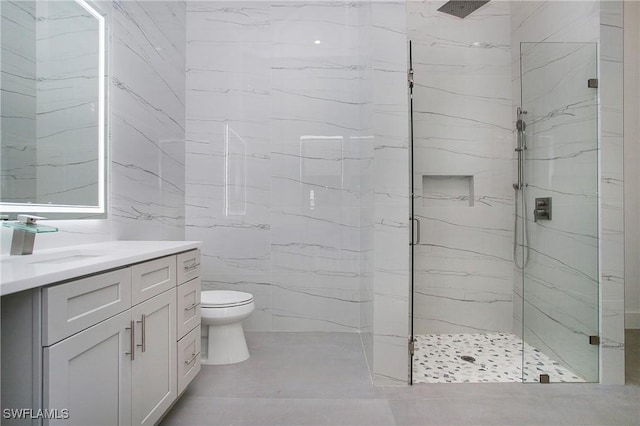 bathroom featuring tiled shower, vanity, and toilet