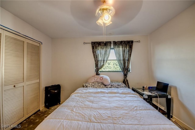 bedroom featuring carpet, ceiling fan, and a closet