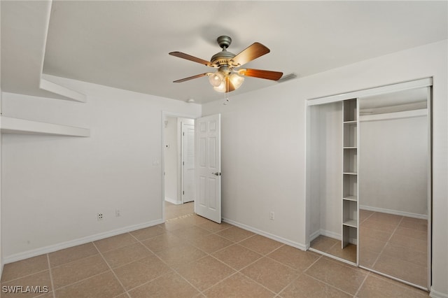 unfurnished bedroom featuring ceiling fan and a closet