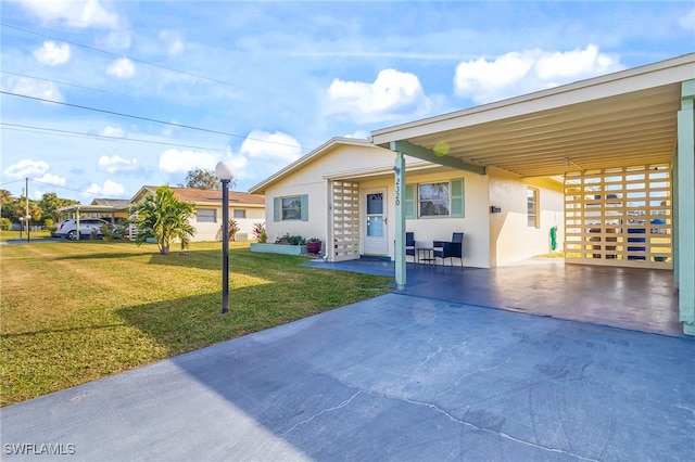 view of front of home featuring a front yard and a carport