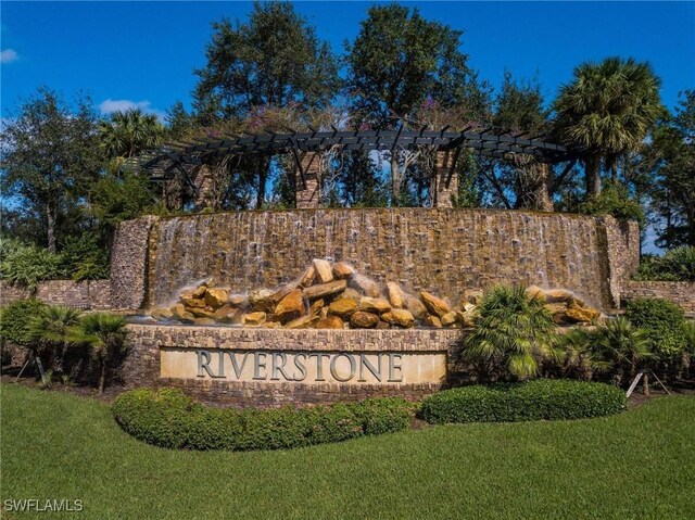 community / neighborhood sign featuring a lawn