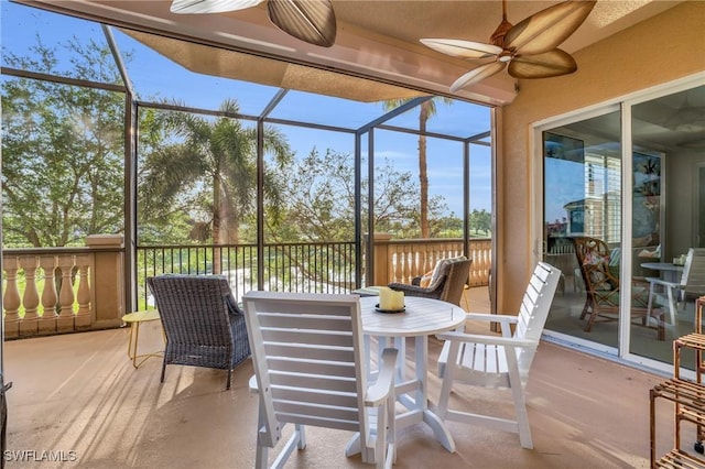 sunroom with ceiling fan