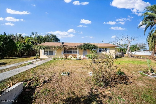 ranch-style house featuring a front lawn