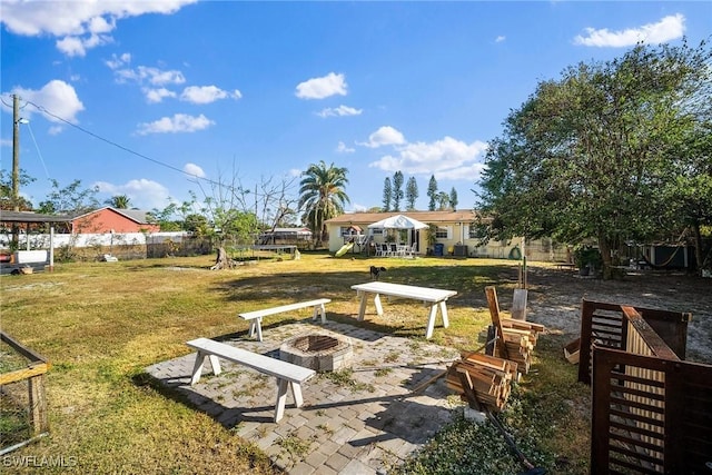 view of yard featuring a fire pit