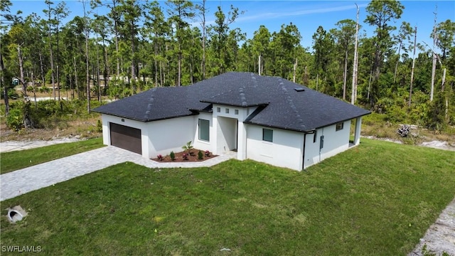 view of front of home featuring a garage and a front yard