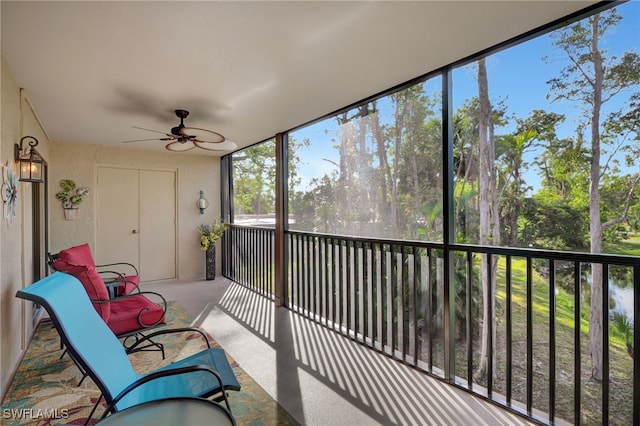 sunroom with ceiling fan