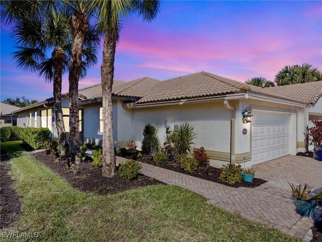 view of front of house featuring a lawn and a garage