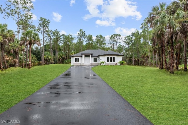 view of front of house featuring a front lawn