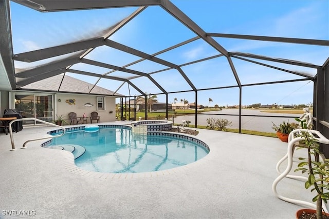 view of swimming pool featuring a patio area, a lanai, an in ground hot tub, and a water view